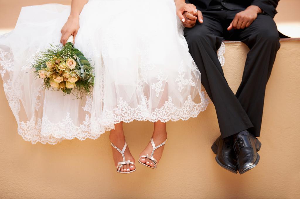 nevěsta a ženich čekají na registraci