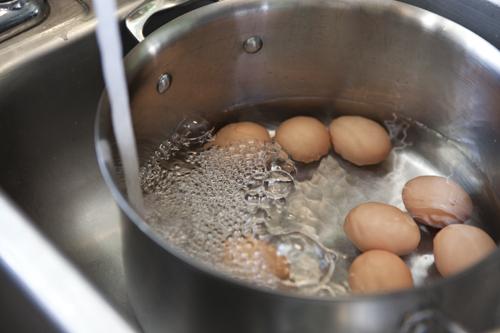 quanto bollire un uovo sodo