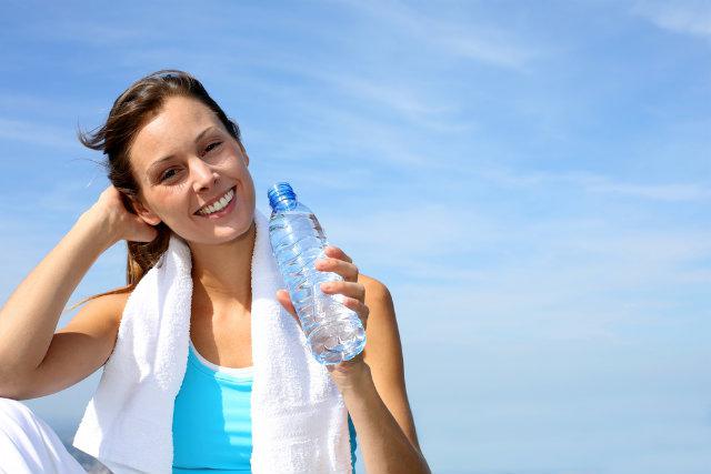 quanta acqua hai bisogno di bere al giorno per perdere peso