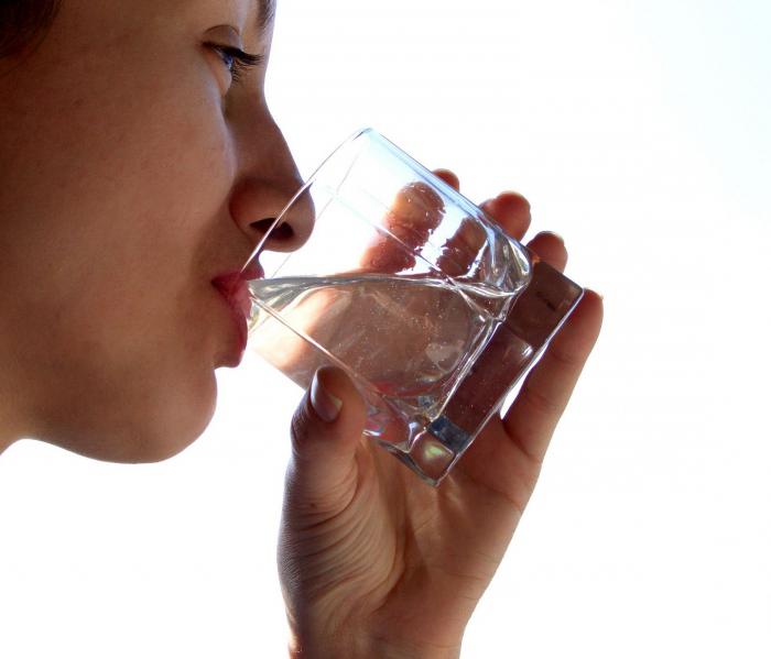 koliko vode morate piti na dan noseča