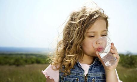 koliko vode mora otrok piti na dan v 2 letih