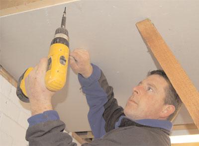jak vyrovnat strop s drywall