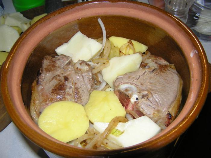 cuocere la carne con le patate nella ricetta del forno
