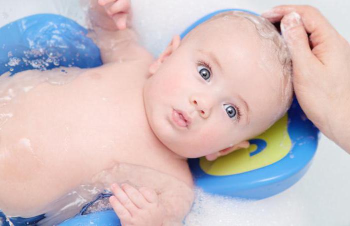 Come fare il bagno a un neonato nella vasca da bagno