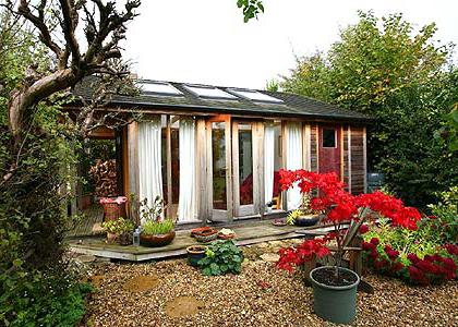 casetta da giardino con le mani con una veranda di legno