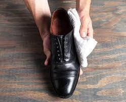 Come prendersi cura delle scarpe di cuoio