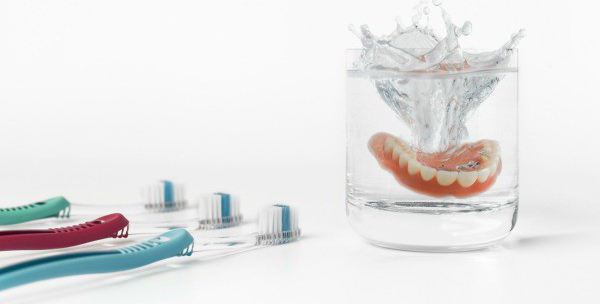 jak pečovat o zubní protézy