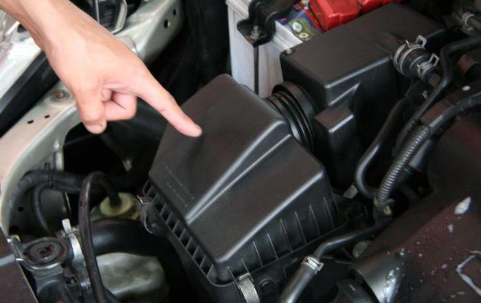 kako zamijeniti filtar za zrak na Renault Loganu