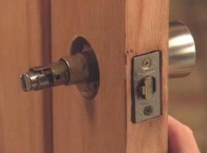 смени ключалката в железната врата