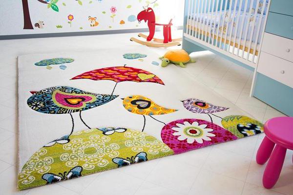 dywan na podłodze w pokoju dziecinnym