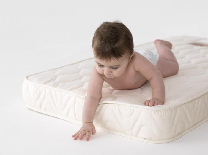 otroške vzmetnice v otroški posteljici za dojenčke