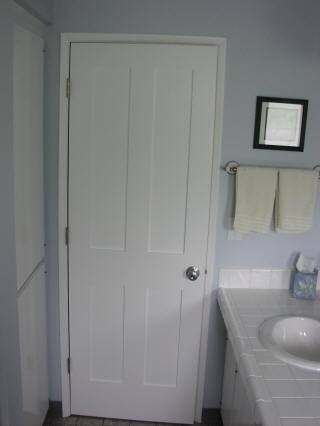 koupelnové dveře a toaletu