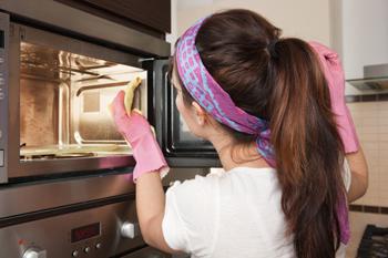 как да почистите микровълновата печка