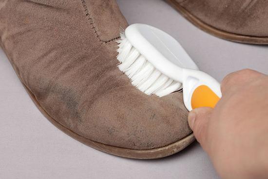 pulizia delle scarpe in pelle scamosciata
