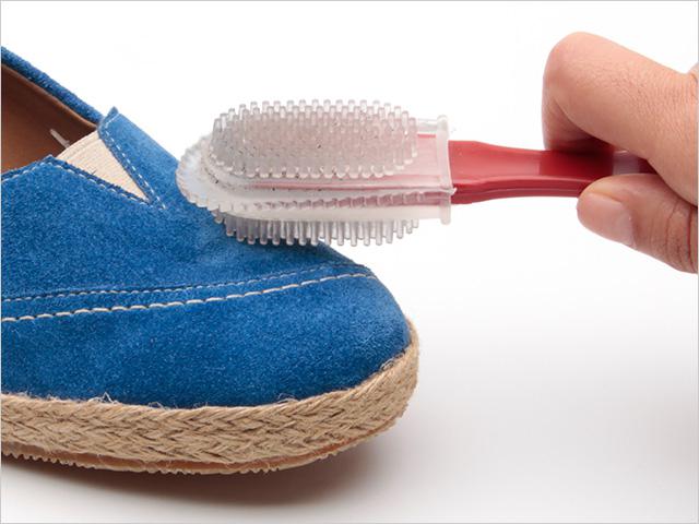 come pulire le scarpe scamosciate chiare