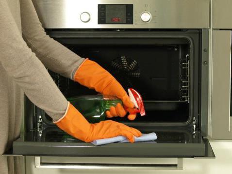 Pečico očistite doma s tekočim amoniakom