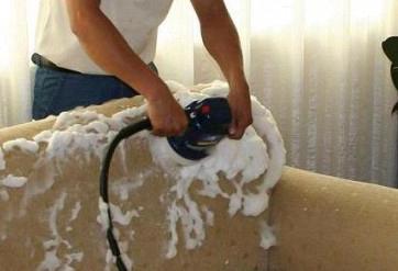 come pulire il divano dalla sporcizia