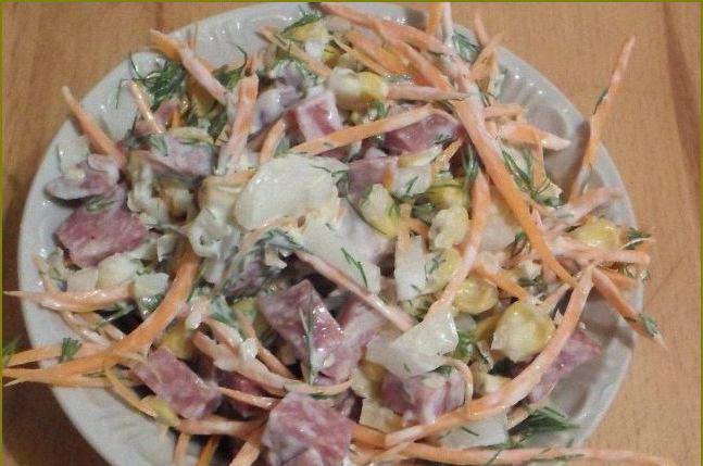 insalata con salsiccia affumicata Cetriolo e uova di carota coreana
