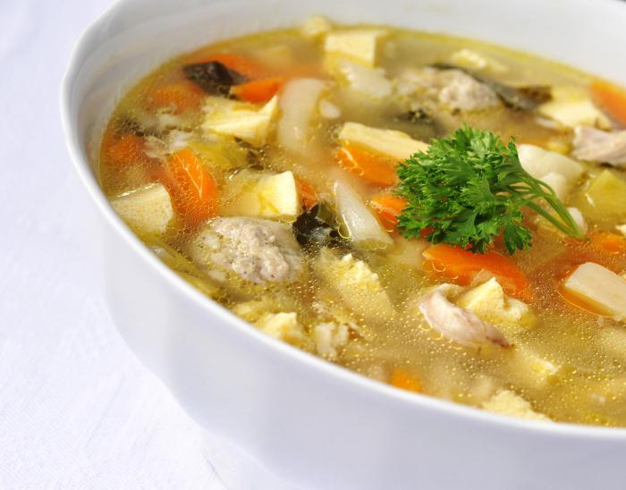 как да се готви пилешка кнедличка супа