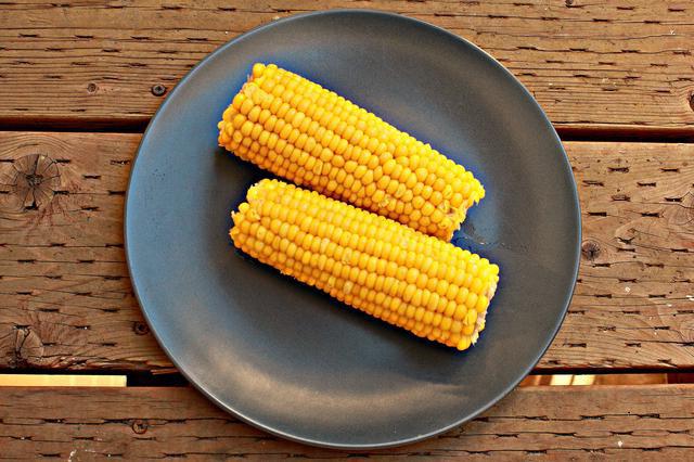 Ile gotować kukurydzy na kolbie na patelni