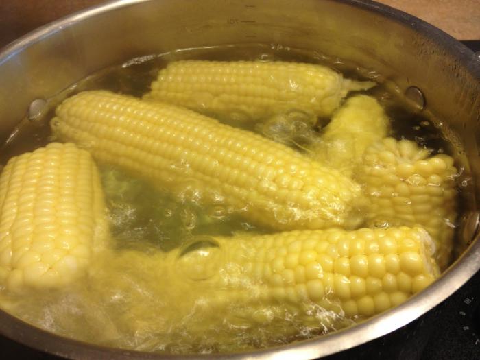 ile i jak gotować kukurydzę