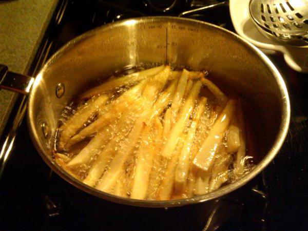 come cucinare le patatine fritte a casa in padella