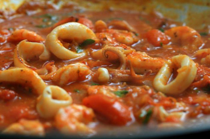 pasta con la ricetta della salsa di calamari