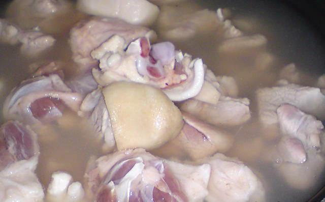 gelatina di cosce di maiale in un fornello lento