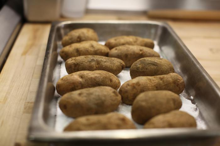 młode ziemniaki w mundurze