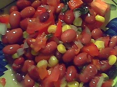 Červený fazolový salát s krekry