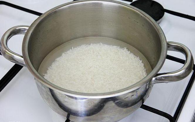 Drobná rýže v pomalém sporáku