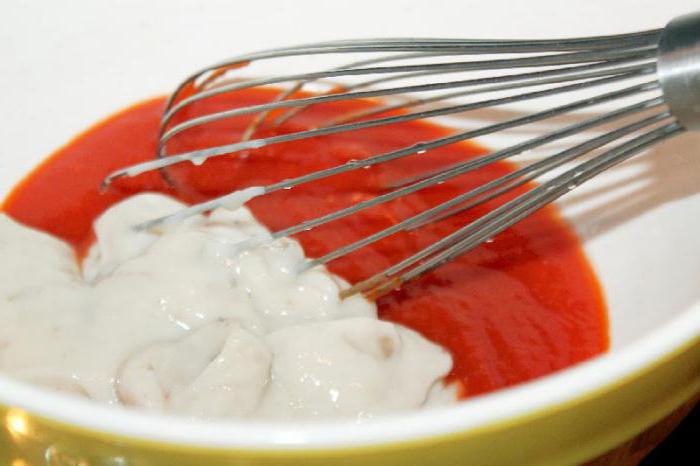 smaczne leniwe kapusty w sosie pomidorowo-kwaśno-śmietanowym
