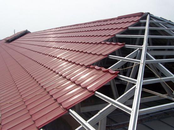 installazione del tetto di metallo