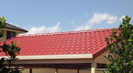 pokryte střechu kovovou dlažbou