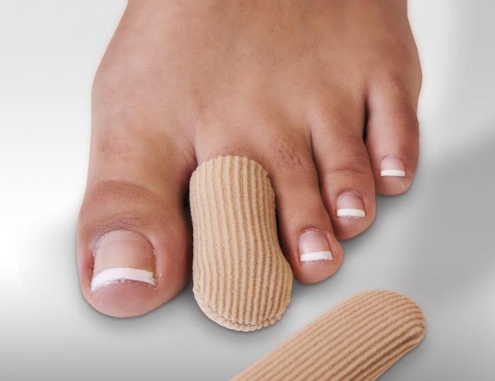 Колените между пръстите на краката