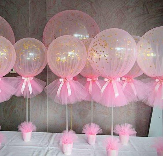 Decorare la stanza con palloncini per il compleanno del bambino
