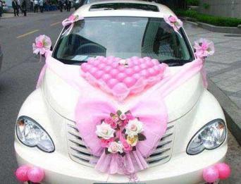 decorazione dell'auto per una foto di matrimonio