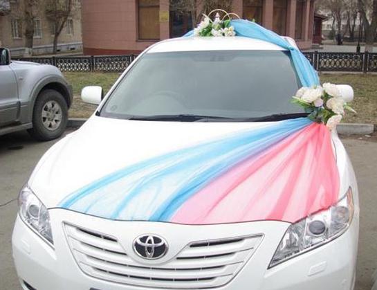 dekorace auta pro svatební stuhy