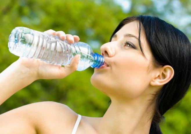 жена пије воду