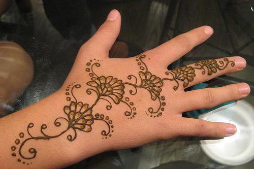 rysujemy hennę na ręce dla początkujących