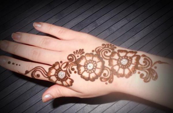 disegna l'henna sulla tua mano in più fasi