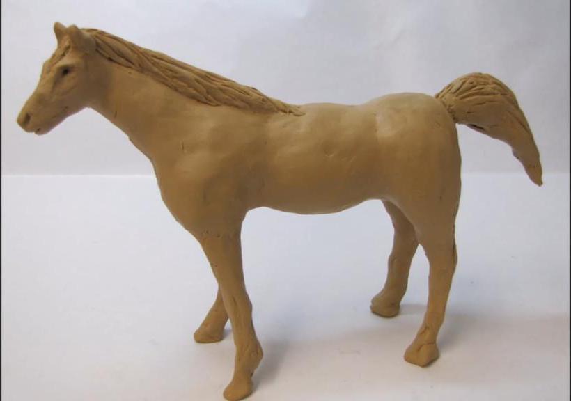 Koń z rzeźbionej gliny