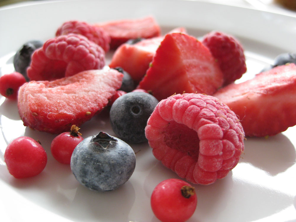 Заморозка фруктов. Замороженные фрукты. Заморозка ягод. Ягода свежемороженая. Замороженные овощи и ягоды.