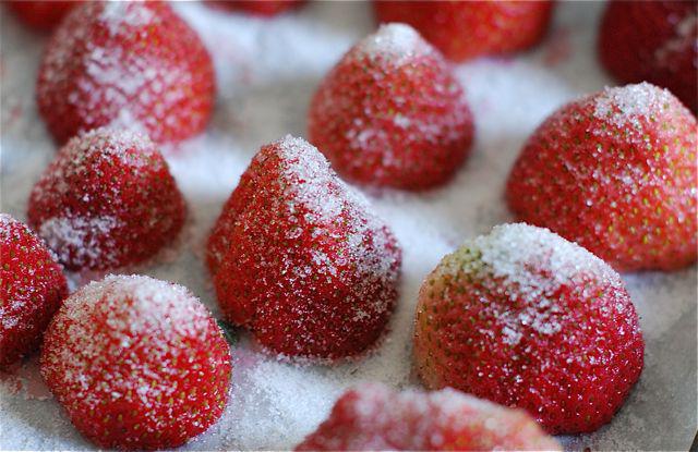 как да замразите ягодите със захар