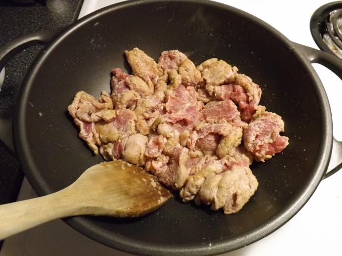 как да се изпържи свинско с лук