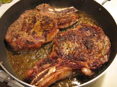 friggere la carne in padella