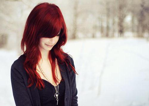 zdjęcie ciemnoczerwonych włosów