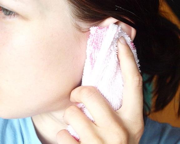 jak pozbyć się korka w uchu
