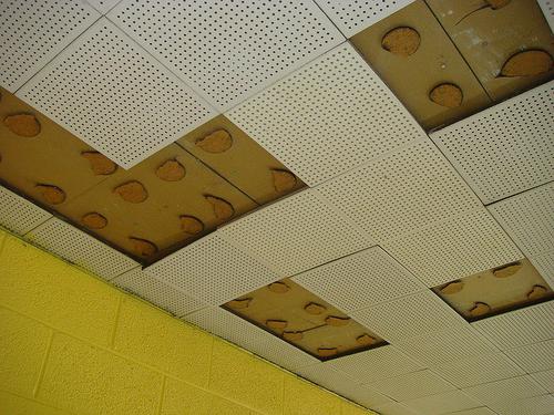 как да залепим плочките на тавана