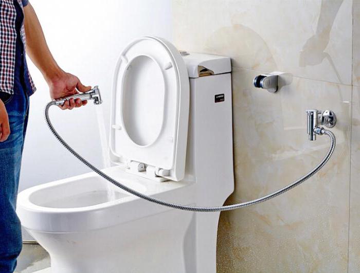 installazione di doccia igienica per WC